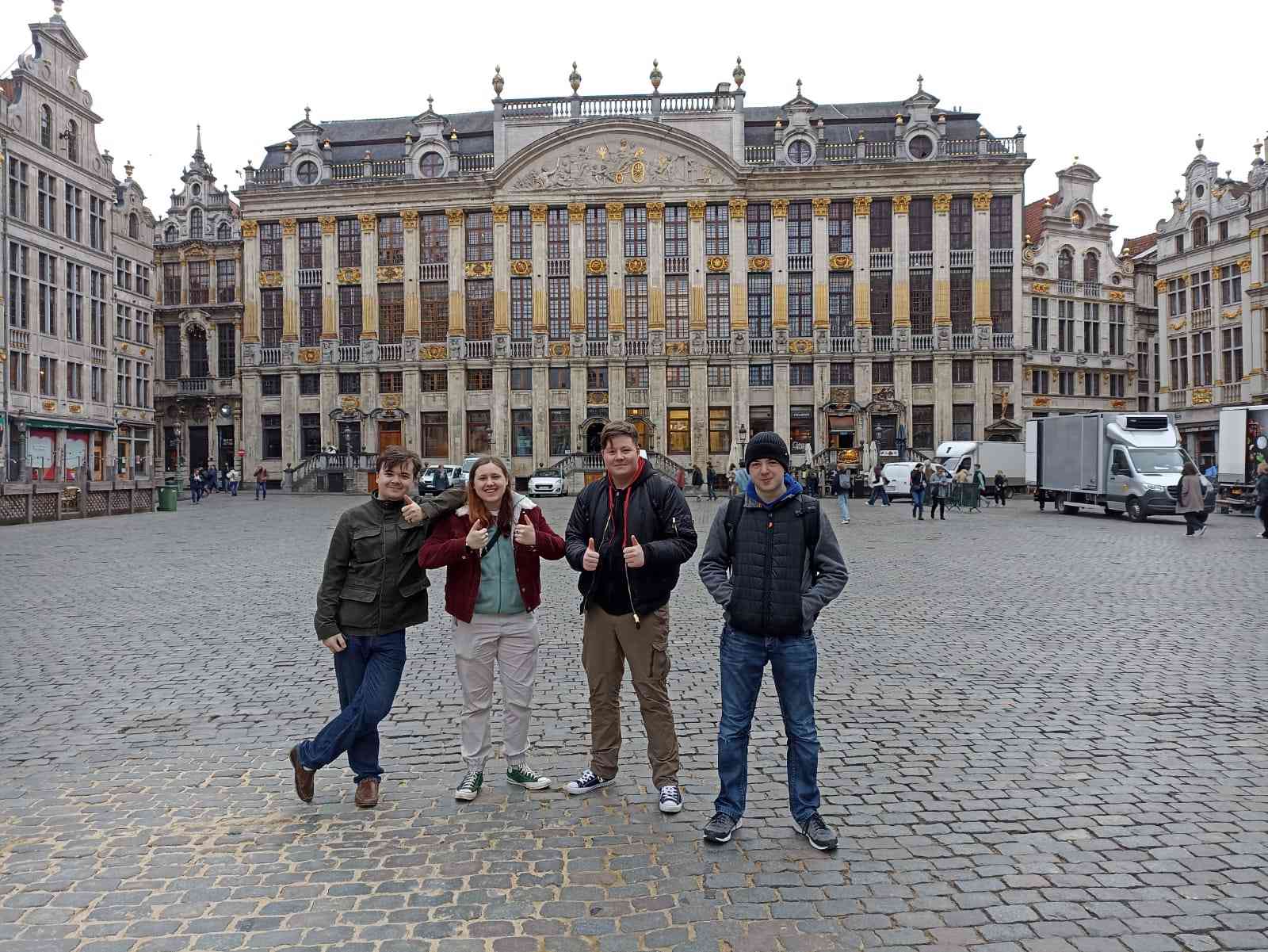 brussels-main-square-group-photo